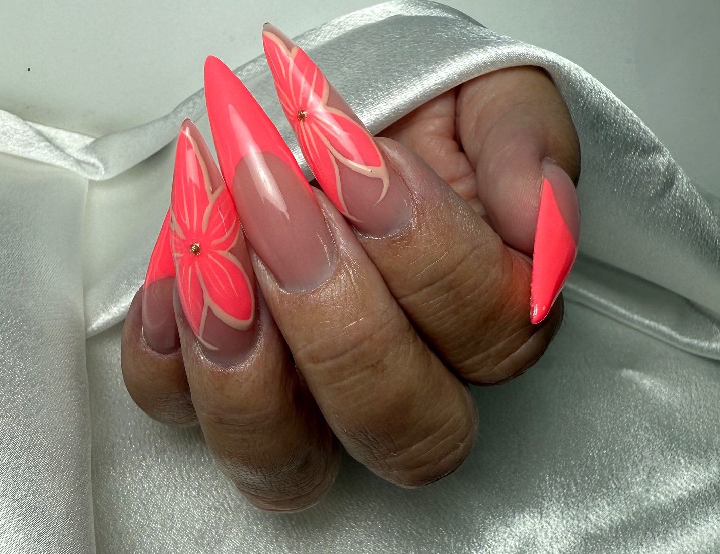 Ongles corail néon, fleurs