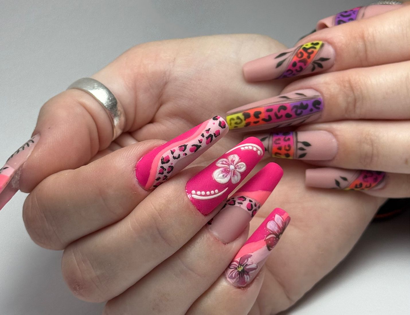 Ongles longs roses, nail art léopard et fleurs fait main