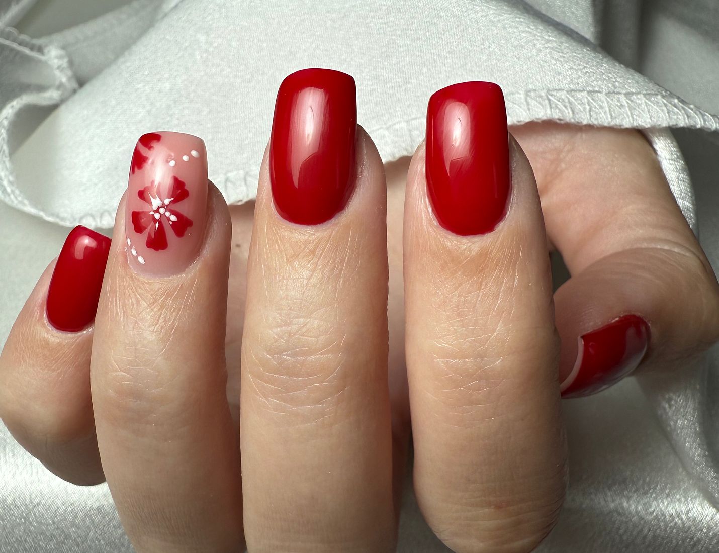 Rouge classique, une fleur peinte