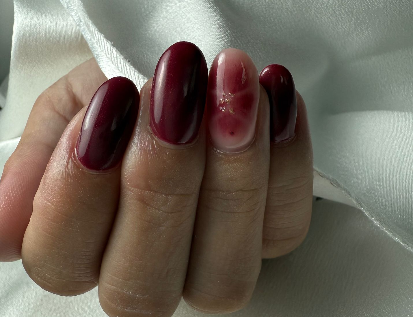 Bordeaux et fleur en transparence