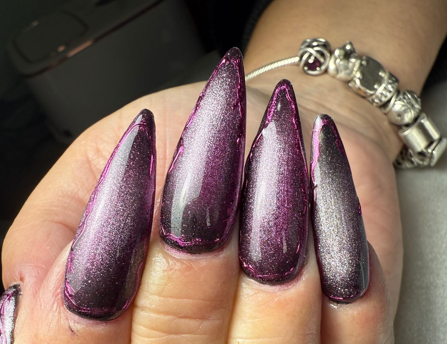 Ongles longs pointus, effet pailleté prune