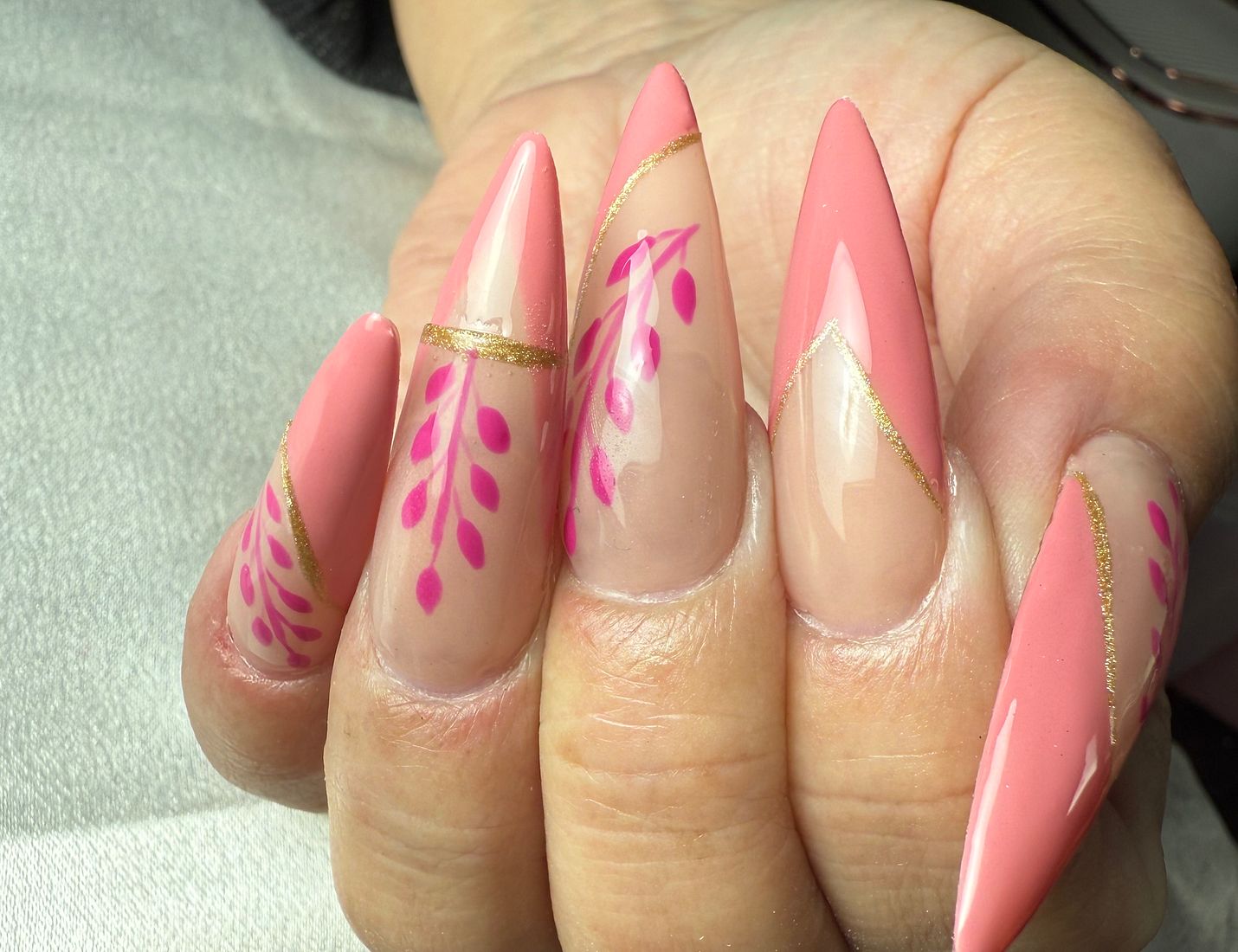 Ongles pointus corail, feuillage rose