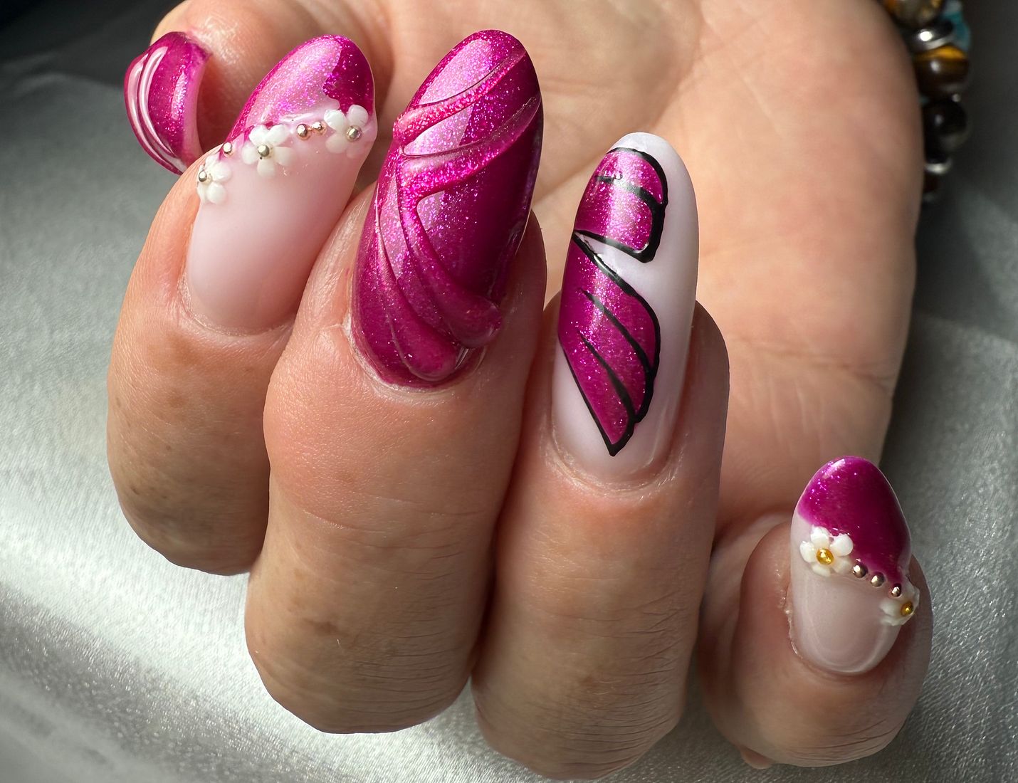 Nail art magenta, motif papillon
